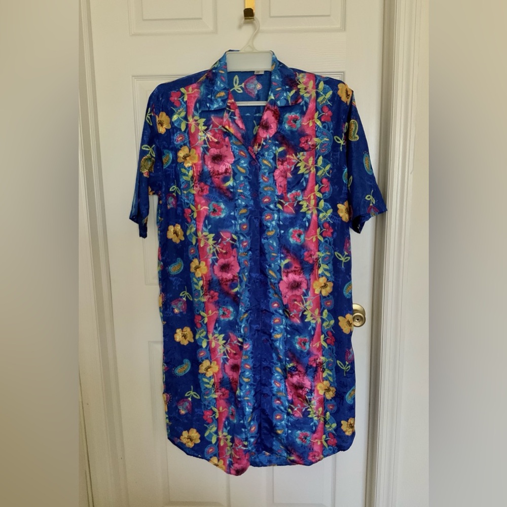 PAKISTANI STYLED WOMENS GARMENT. BUTTON TOP
